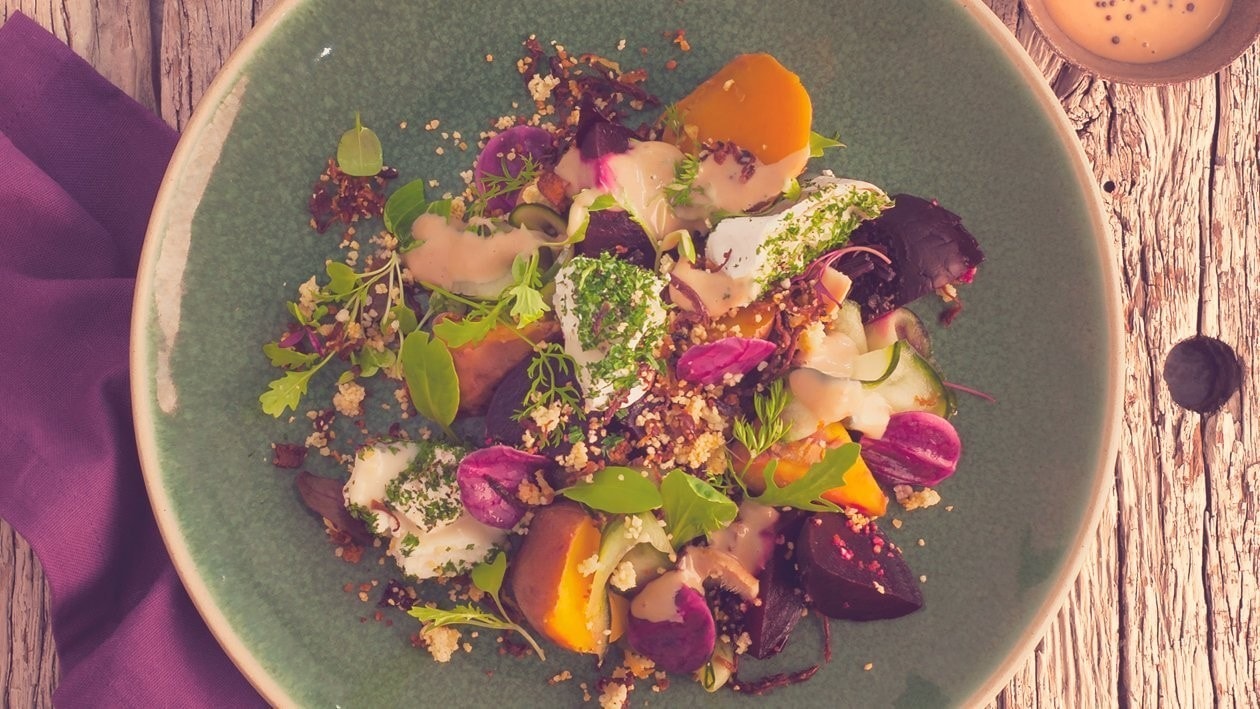 Salat Bowl mit gebackenen roten Rüben und Süßkartoffeln, Ziegenfrischkäse und Karamell-Honig-Senf Dressing