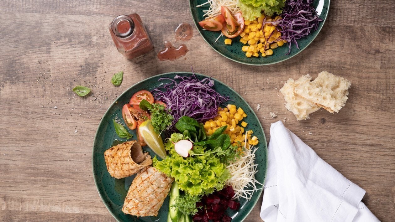 Fitnessteller mit grilliertem Kalbsschnitzel, Hot Salsa und Italian Dressing