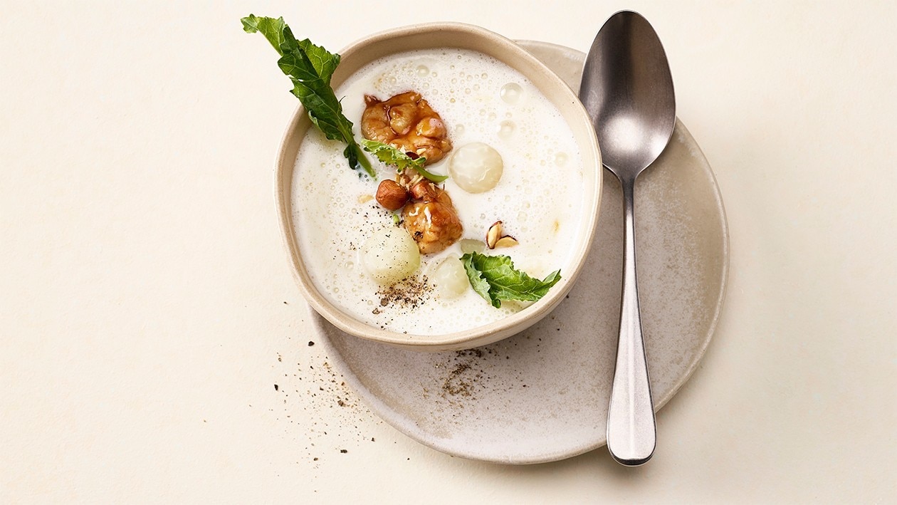 Geräucherte Milchsuppe mit in Honig glasiertem Kalbsbries und Kohlrabi