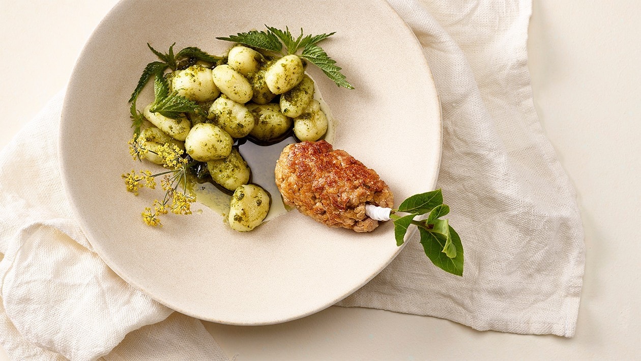 In Honig glasierte Kalbsbutternockerl mit Brennnessel-Gnocchi