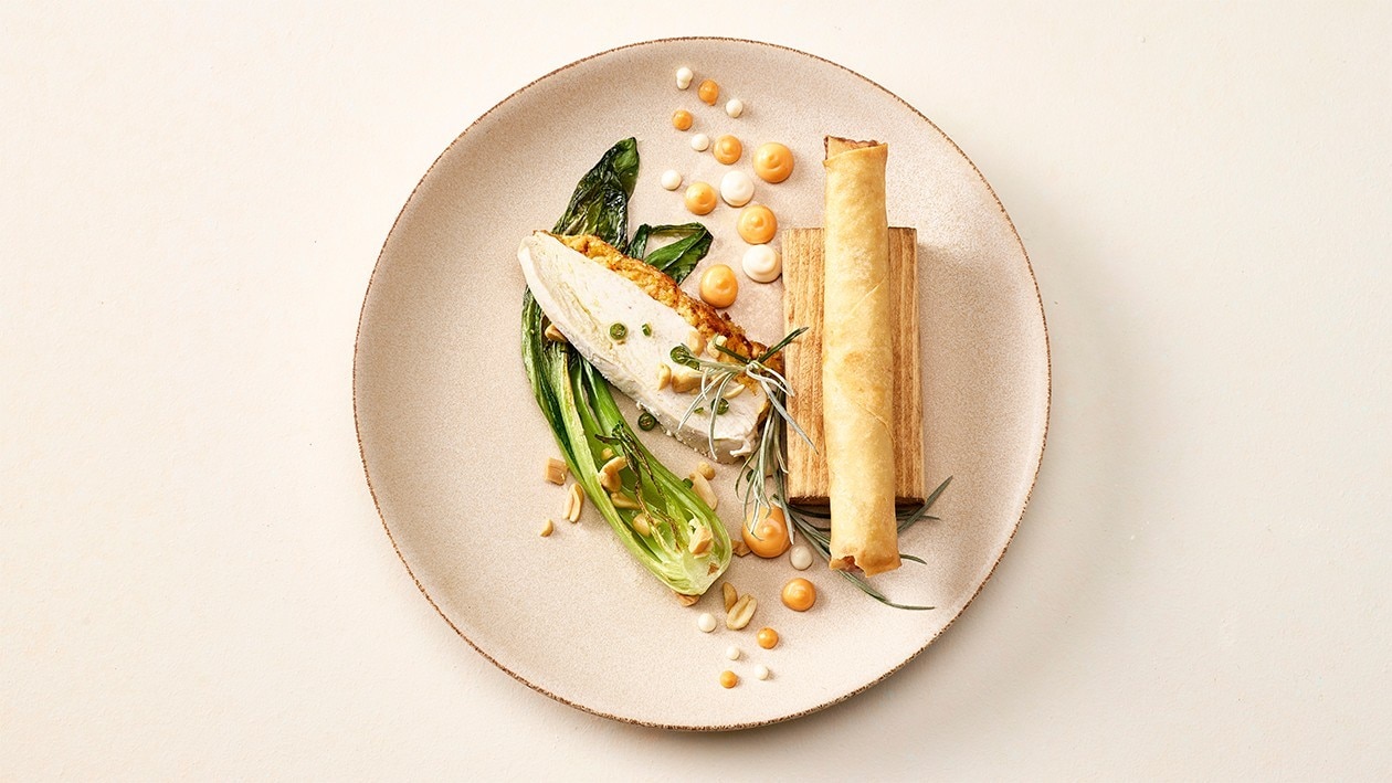 Maispoularde mit Honig-Chili-Kruste, knuspriger Basmatireisrolle und Pak Choi