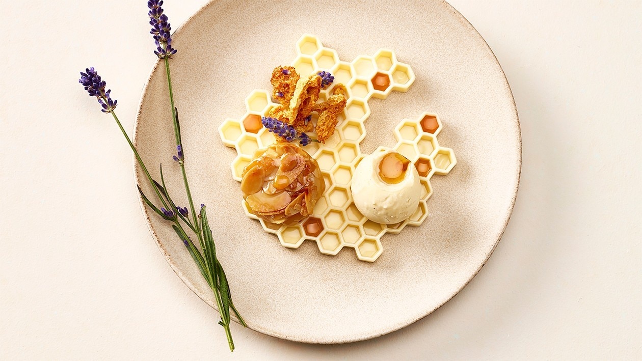 Honigvariation mit Bienenstich, Honig-Lavendel-Panna-Cotta, Honig Crunch und Vanilleeis