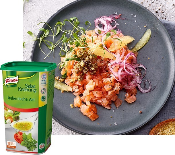 LACHSTATAR MIT MARINIERTEN ROTEN ZWIEBELN