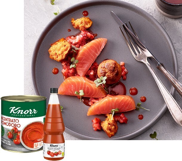 RÄUCHERLACHS MIT TOMATENMUFFIN UND ERDBEEREN