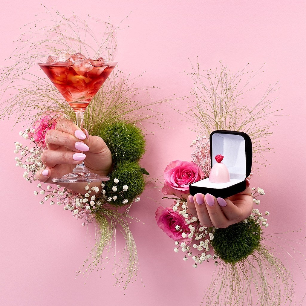 Valentinstags-Cocktail mit Crème de Cassis und Rosen