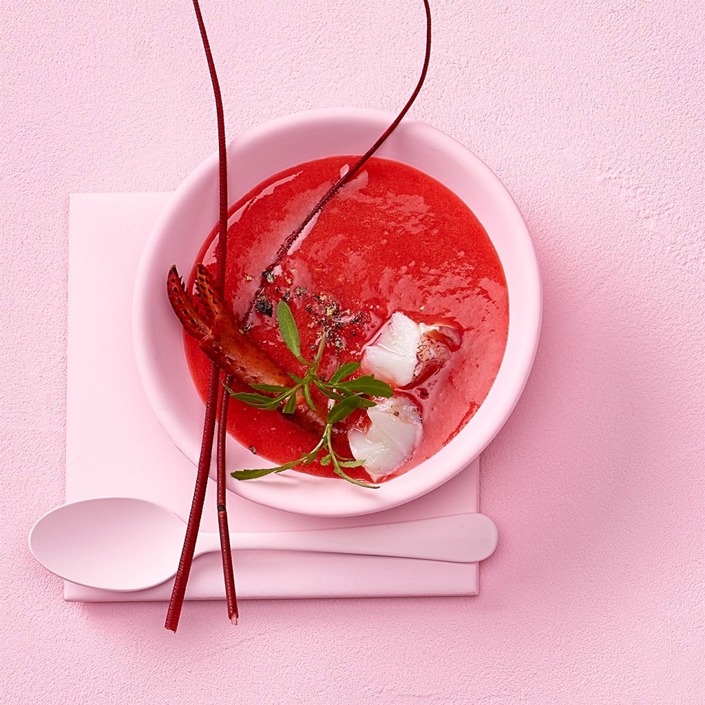 Erdbeer-Gazpacho mit Hummerfleisch