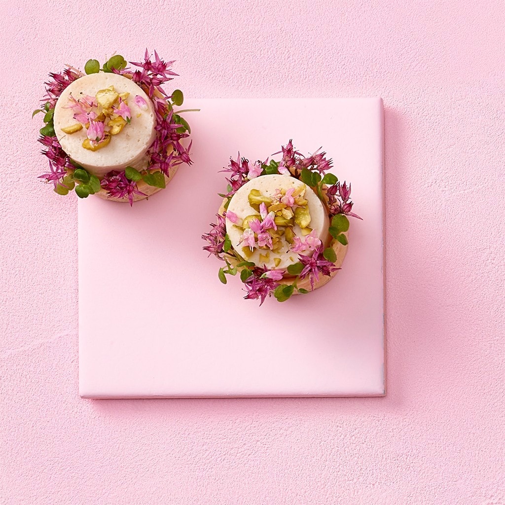 Rosen-Mandel-Maispoularden-Tartelette mit Sprossen und Kräutern