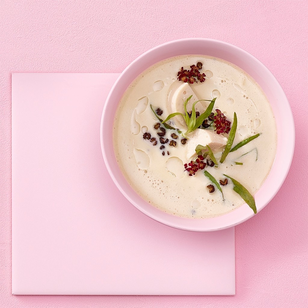 Gewürz-Rosensüppchen mit weißem Portwein und Perlhuhn