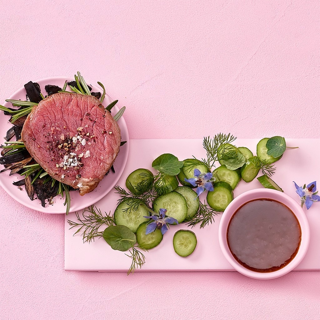Geräuchertes, rosa gebratenes Entrecôte mit Estragon-Rosen-Hollandaise und Gurkensalat