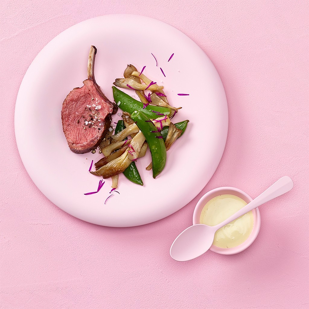 Rosa gebratenes Lammkotelette mit Erbsenschoten-Austernseitlingsgemüse und Rosen-Olivenöl-Emulsion