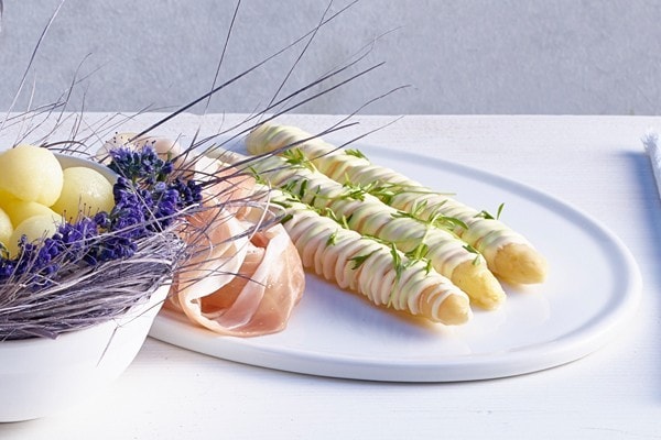 Spargel mit Schinken und Sauce Hollandaise