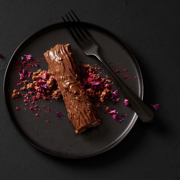 Haselnuss-Schokoladen-Ast mit getrockneten Himbeeren