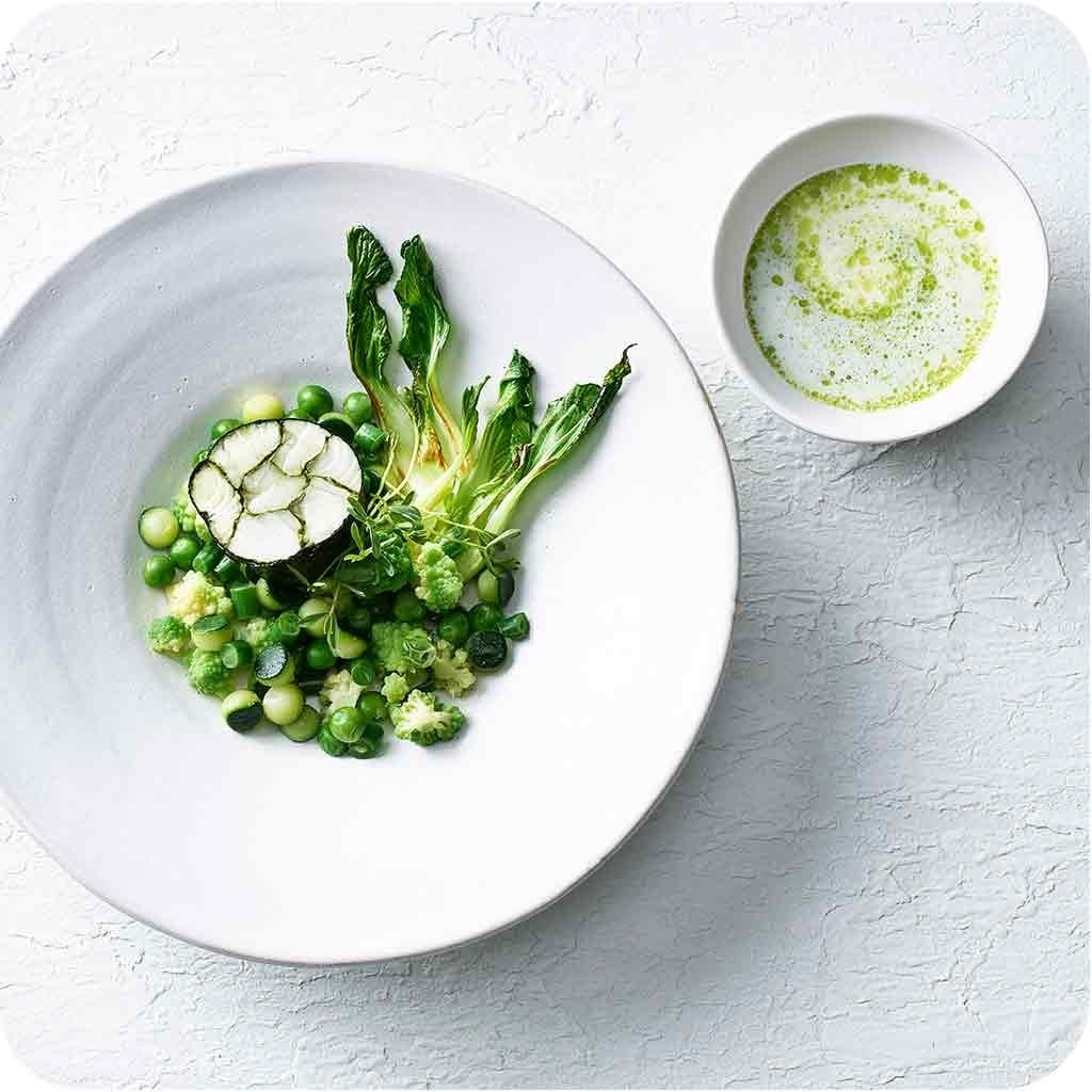 Pochierte Zanderrolle mit Matcha-Tee und Schnittlauch-Beurre blanc