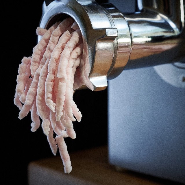 Das Fett wird durch den Fleischwolf gedreht