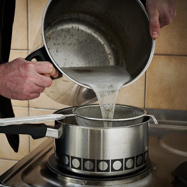 Das Fett wird vorsichtig abgeschöpft und passiert