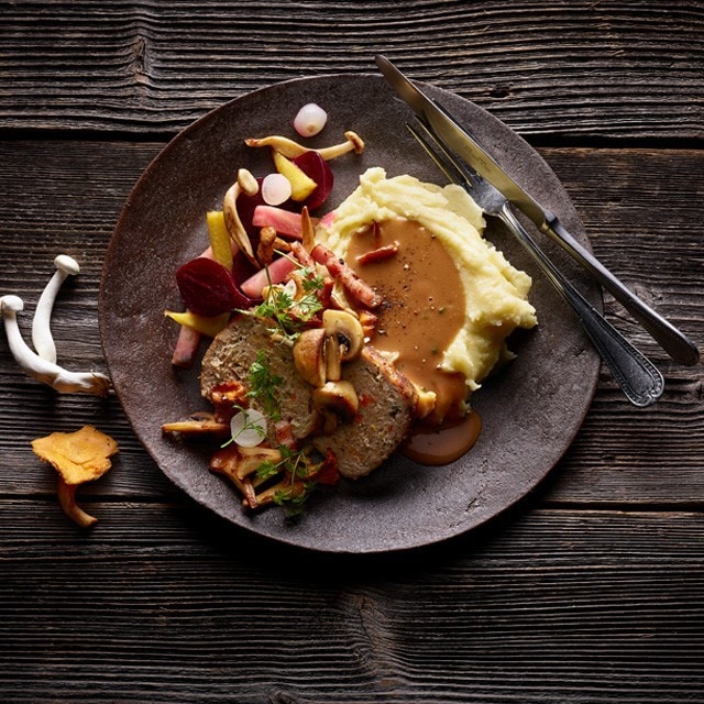 Faschierter Braten mit Rahmsauce, Erdäpfelstock und Wurzelgemüse