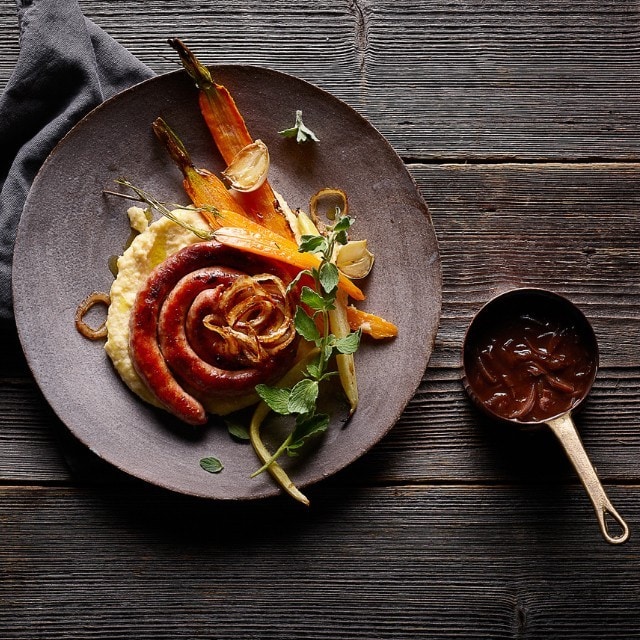 Gegrillte Schweinsbratwurst mit Polenta und Ofenkarotten