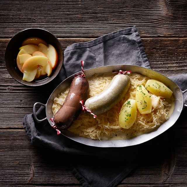 Blut- und Leberwurst mit Salzkartoffeln und Sauerkraut
