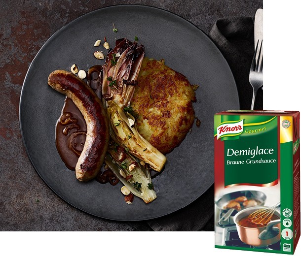 SELBSTGEMACHTE GROBE BRATWURST MIT ZWIEBELJUS, RÖSTI UND RADICCHIO ROSSO