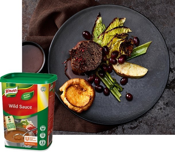 HIRSCHFILET MIT PFEFFERSAUCE, KRENYORKSHIRE-PUDDING UND GEBRATENEM GEMÜSE