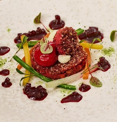 Rote Rüben Laibchen im Gemüsenest mit Kren – Kartoffelpüree, Rote Rüben Himbeerragout und Rote Rübenschaum