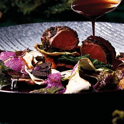 Reh, Pilz, Laub, schwarze Nüsse, Walnuss, Rotkrautsauce