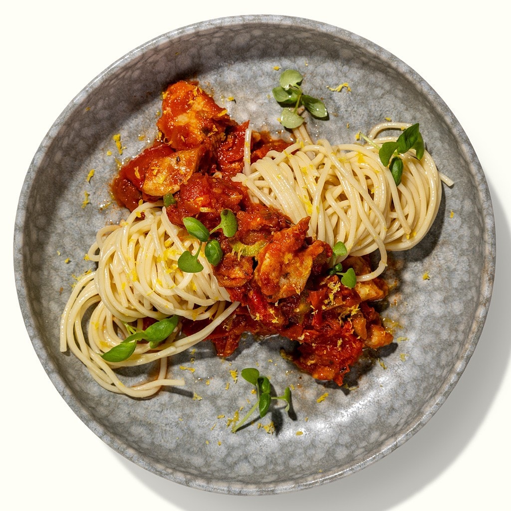 Mediterrane Zitrus-Spaghetti mit fruchtigem Tomaten-Oliven Ragout