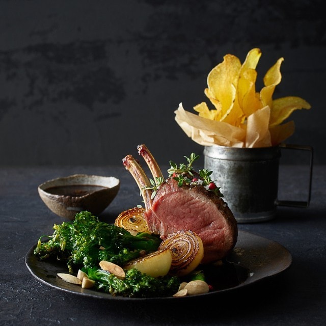 Hirschkotelette mit Merlotsauce und wildem Broccoli