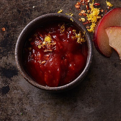 Zwetchkenketchup passt zu Schweinskotelette vom Grill