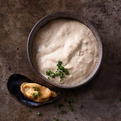 Muschelcreme passt zu gegrilltem wilden Brokkoli mit Chilikrokant