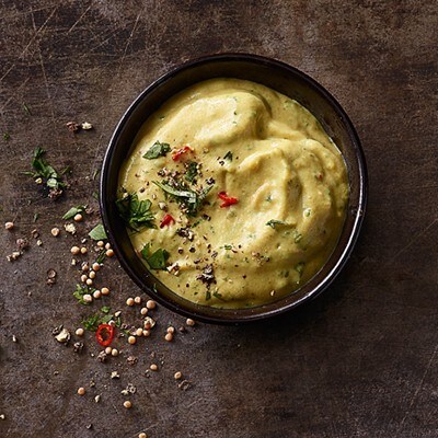 Kräutersenf passt zu veganer Bratwurst im Stockbrot