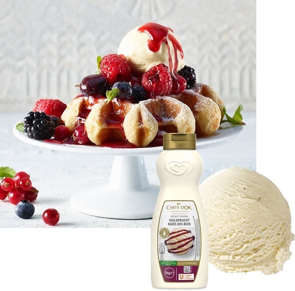 WAFFELN MIT HEISSEN BEEREN UND VANILLEEIS