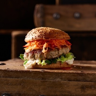 Schweinefleischburger mit Zitronengras und Aiolisauce