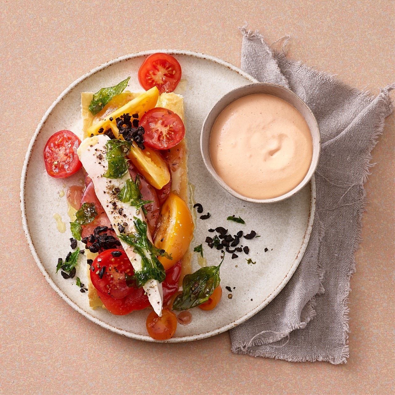 Maispoularde auf Focaccia mit Tomatenschaum und Olivenknusper