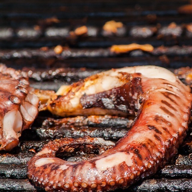 Spanische Tapas mit Holz, Rauch und Feuer