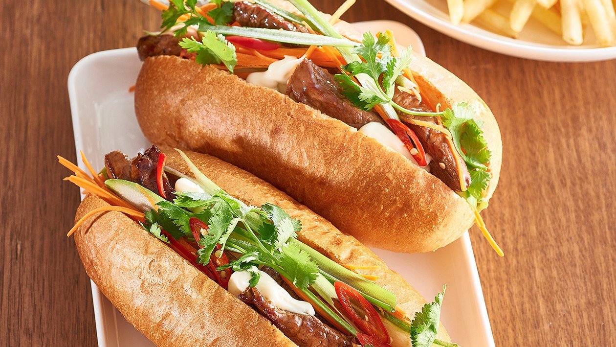 BBQ Hot Dog mit aiatischem Salat und Knoblauch Mayo – Rezepte