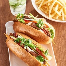 BBQ Hot Dog mit aiatischem Salat und Knoblauch Mayo