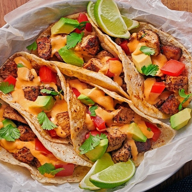 Würzige Chicken Tacos mit Avocado und Koriander