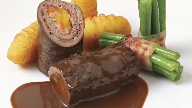 Geschmorte Hirschroulade mit Kroketten und Speckfisolen