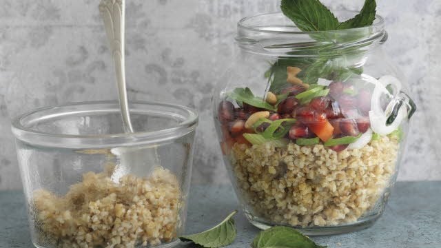 Bulgursalat mit Granatapfel und Minze