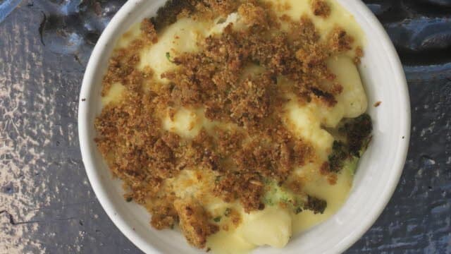 Gnocchi mit Karfiol und geräucherter Tofu-Brotkruste