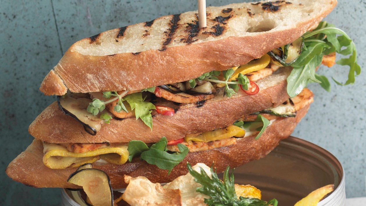 Veganer Club-Sandwich mit Chips