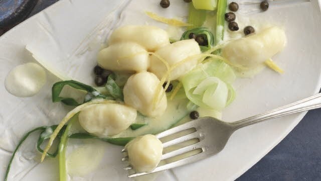 Zitronen-Gnocchi mit Lauchstreifen und grünem Pfeffer