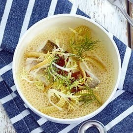 Pochierter Zander auf Miso Schaum und Röstzwiebel Chutney			