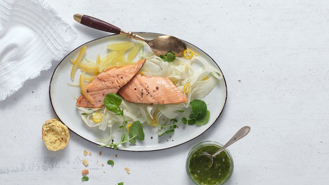 Fenchel-Zitronen-Salat mit Lachsforelle