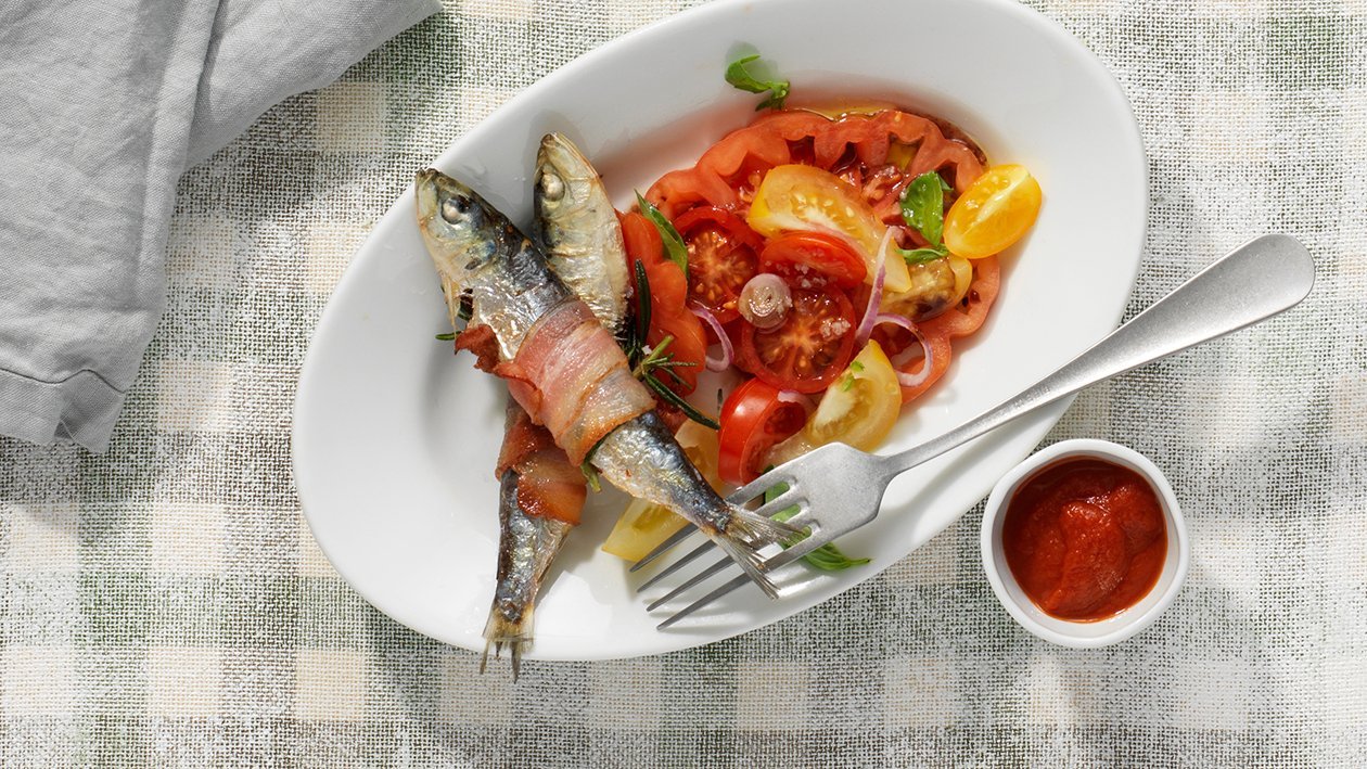 Frittierte Sardinen mit Tomatensalsa und Salat