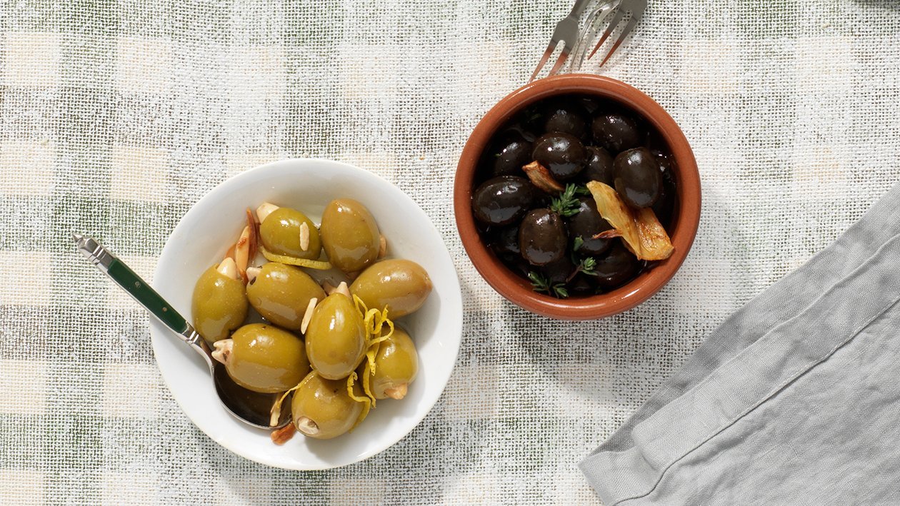 Warme, marinierte, grüne Oliven mit Mandel und Zitronen