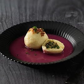 Rotkrautsuppe mit Schweinsbratenknödel