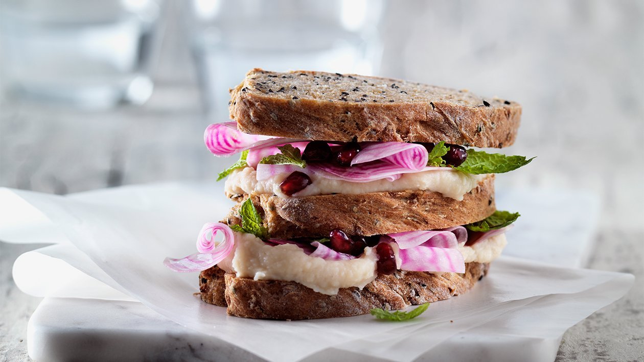 Veganes Sandwich mit Zwiebel-Chili-Brot
