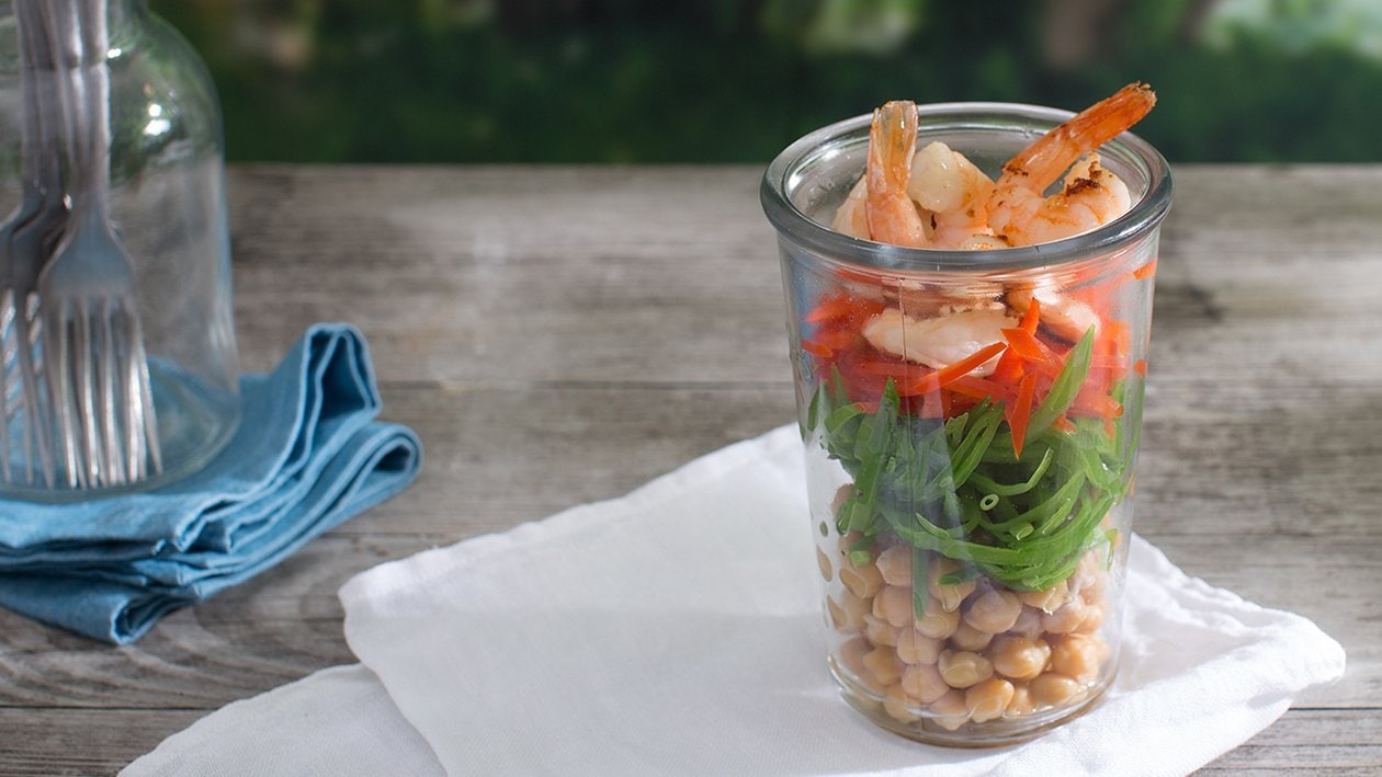 Kichererbsen-Erbsenschotten-Salat mit gegrillten Garnelen